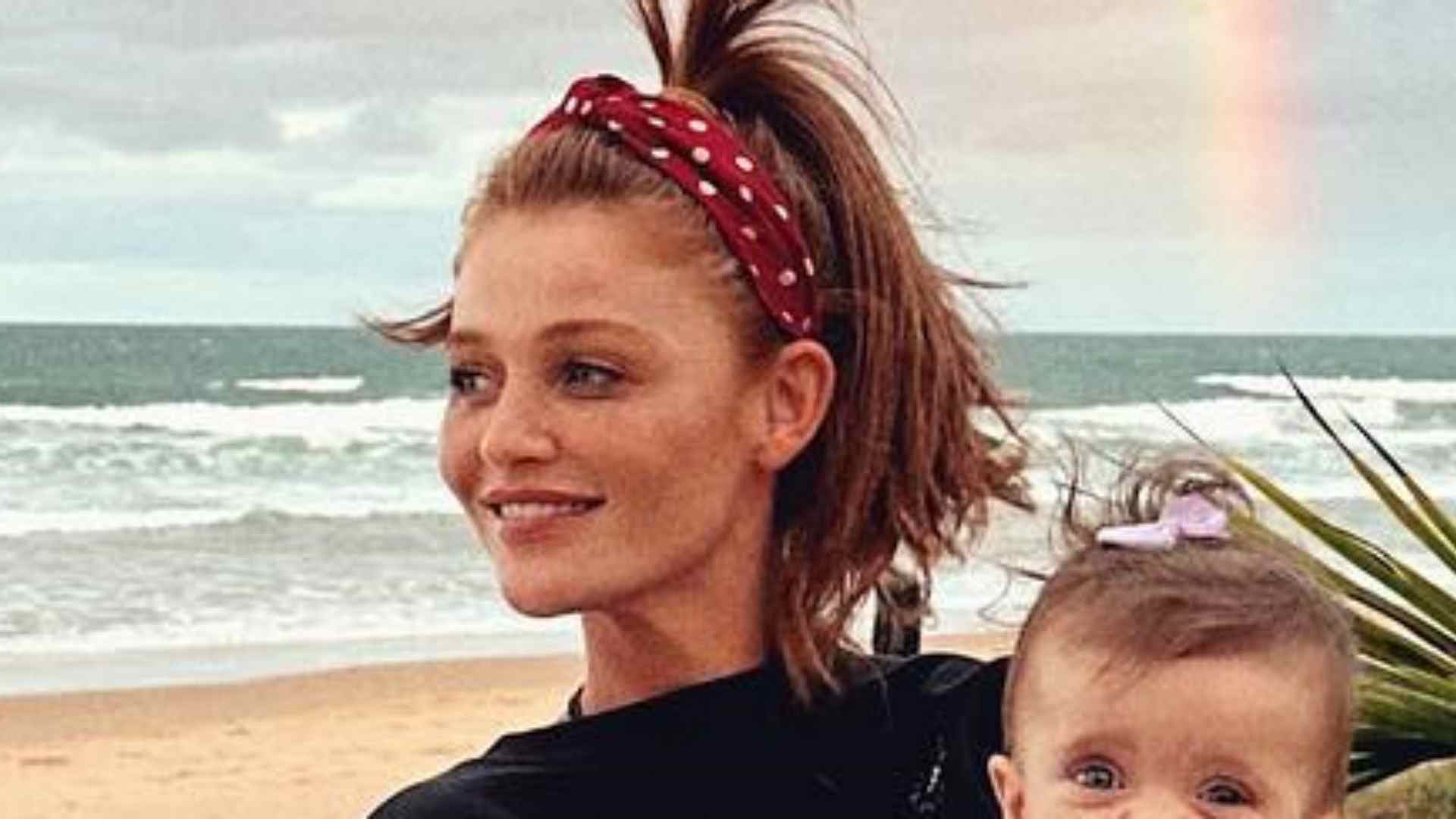Cintia Dicker explode o fofurômetro ao surgir com a filha na praia