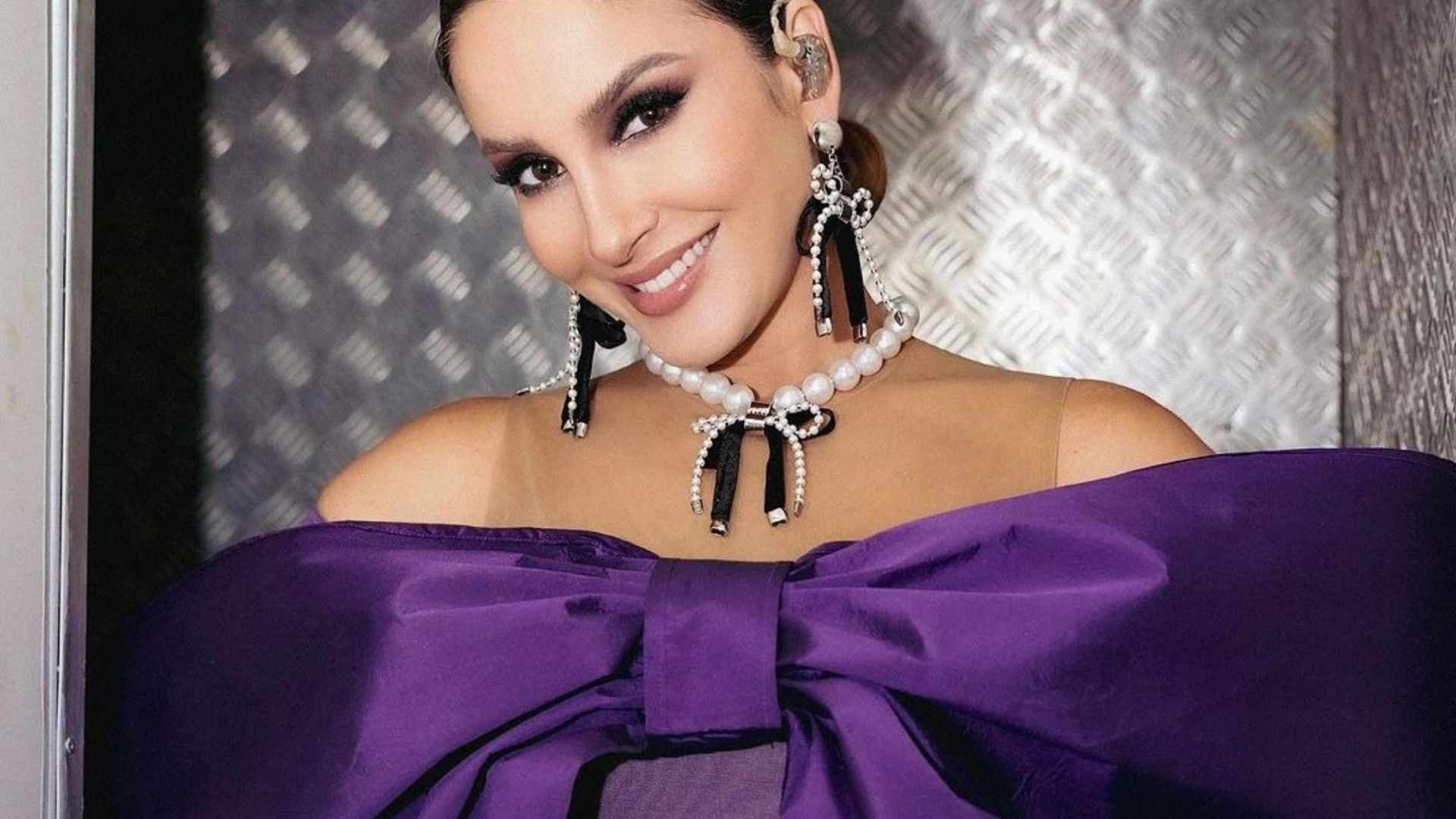 Embalada para presente? Claudia Leitte causa com vestido transparente com laço