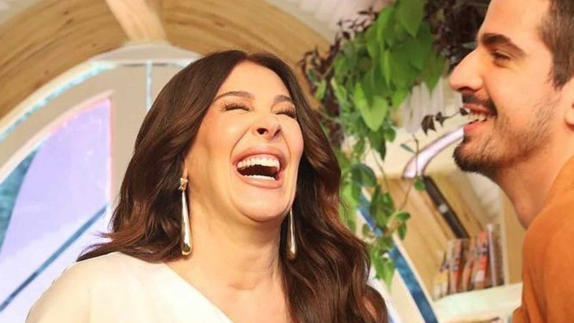 Claudia Raia surge sorridente com Enzo Celulari e se declara: “Amor de outros vidas”