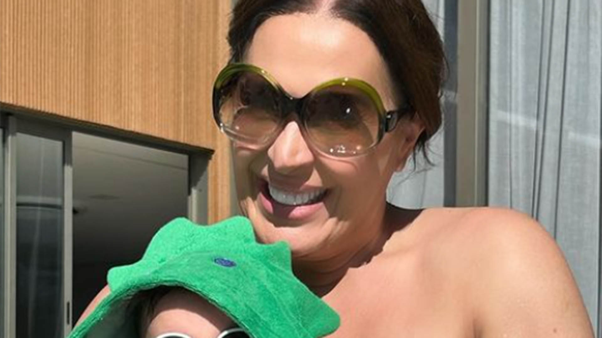 Filho caçula de Claudia Raia rouba a cena ao usar óculos de sol na piscina