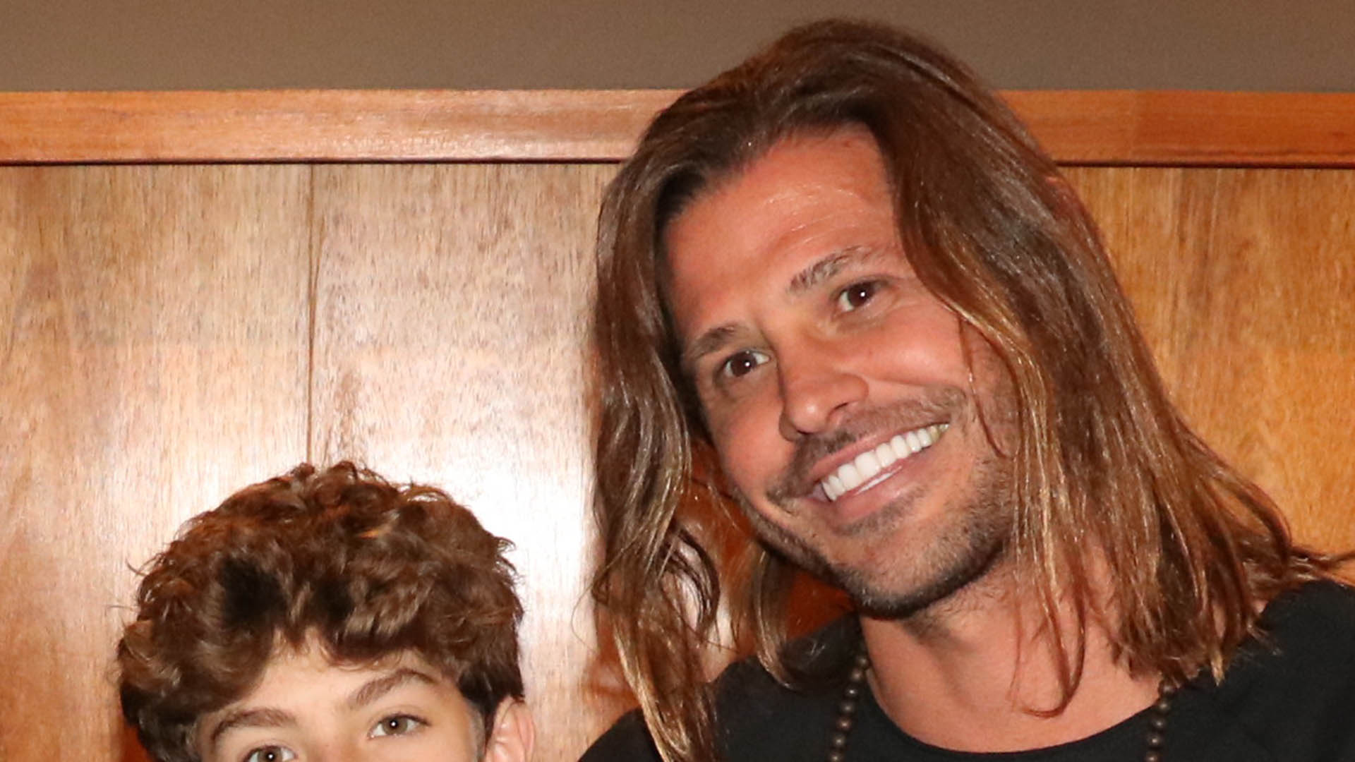 Dado Dolabella faz rara aparição com seus filhos no show de Wanessa Camargo