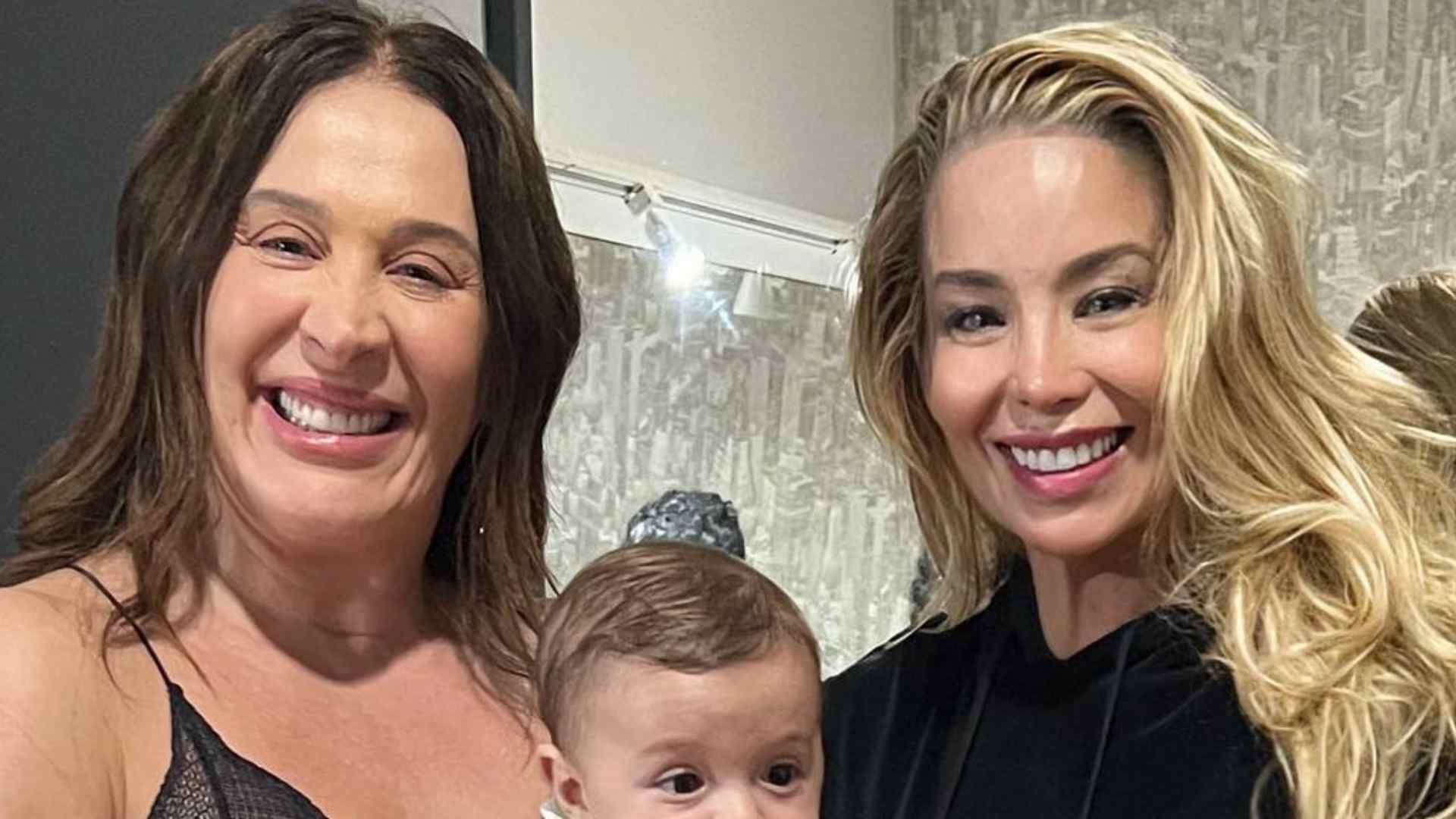 Claudia Raia e o filho caçula prestigiam Danielle Winits no teatro: “Que presente”