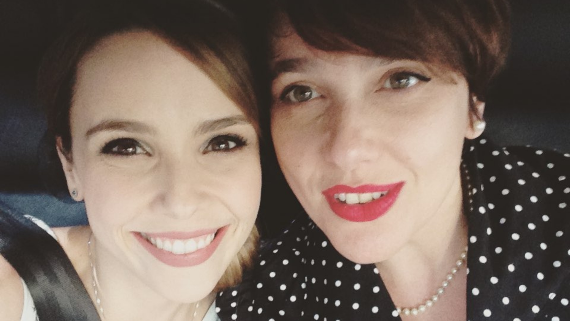 Com cliques raros, Débora Falabella comemora aniversário da irmã mais velha: “Como sou sortuda”