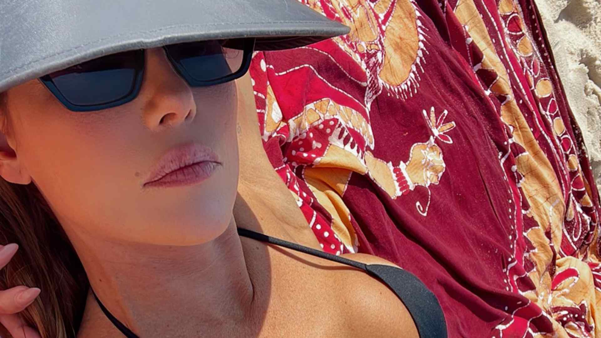 Deborah Secco impressiona ao renovar o bronzeado em dia de praia