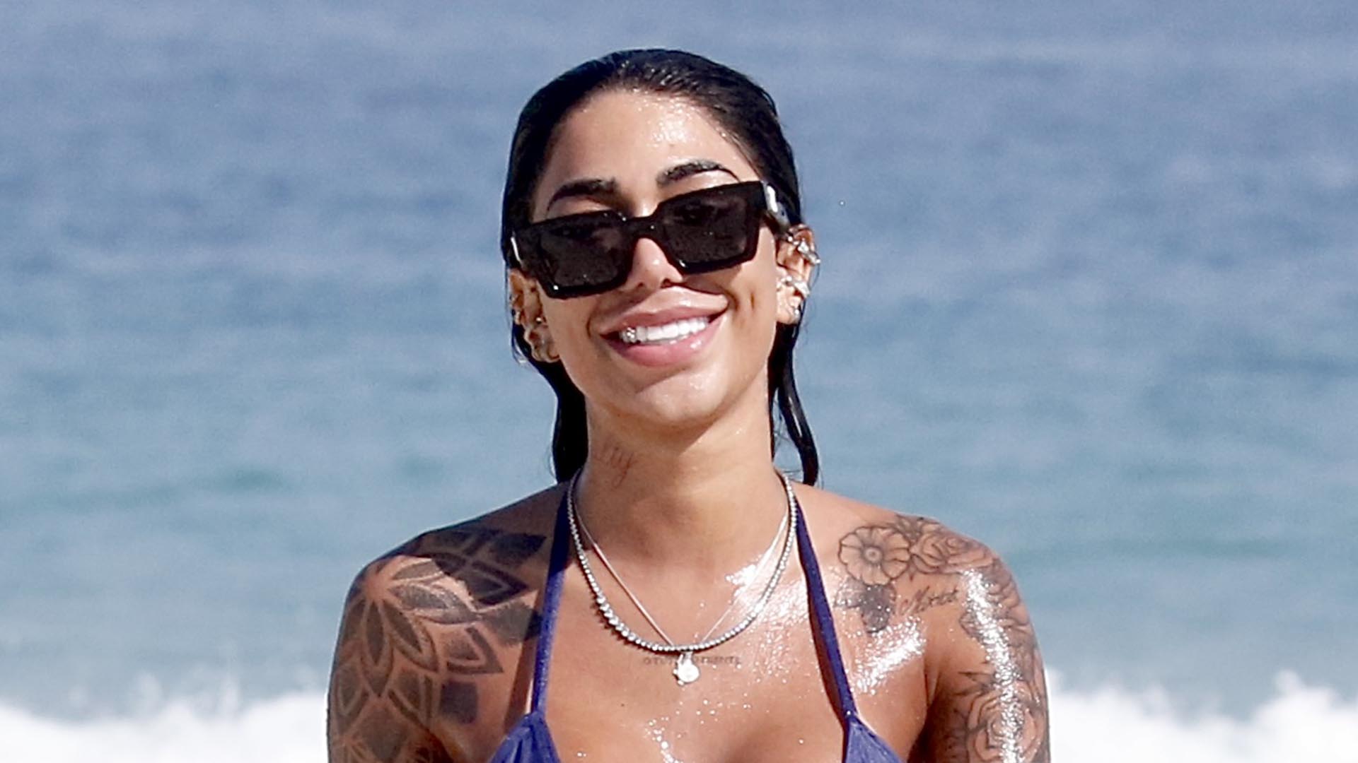 Irmã de Gabigol, Dhiovanna Barbosa toma banho de mar em dia na praia