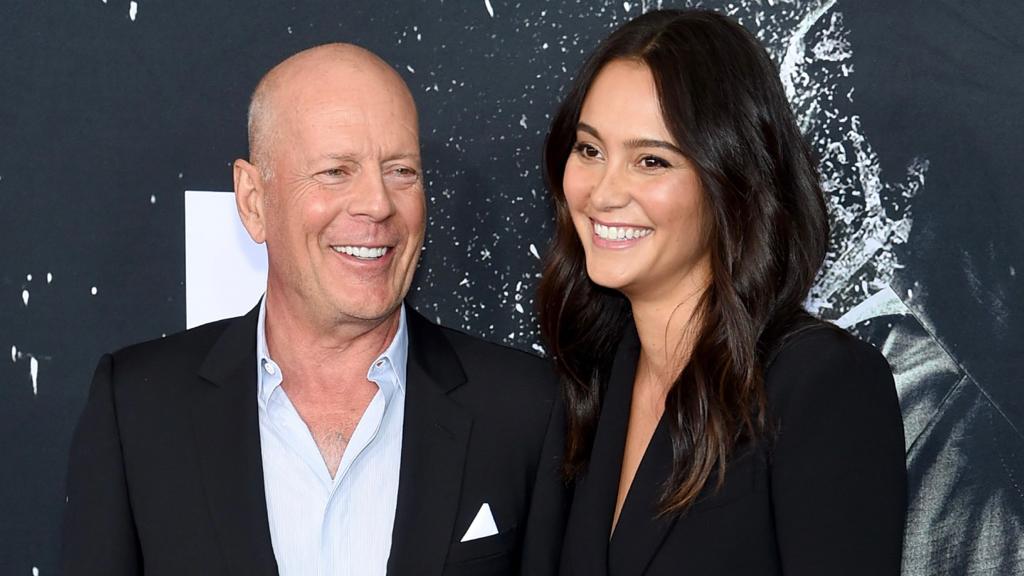 Emma Heming, esposa de Bruce Willis, desabafa sobre cuidados com o ator em meio à luta contra demência