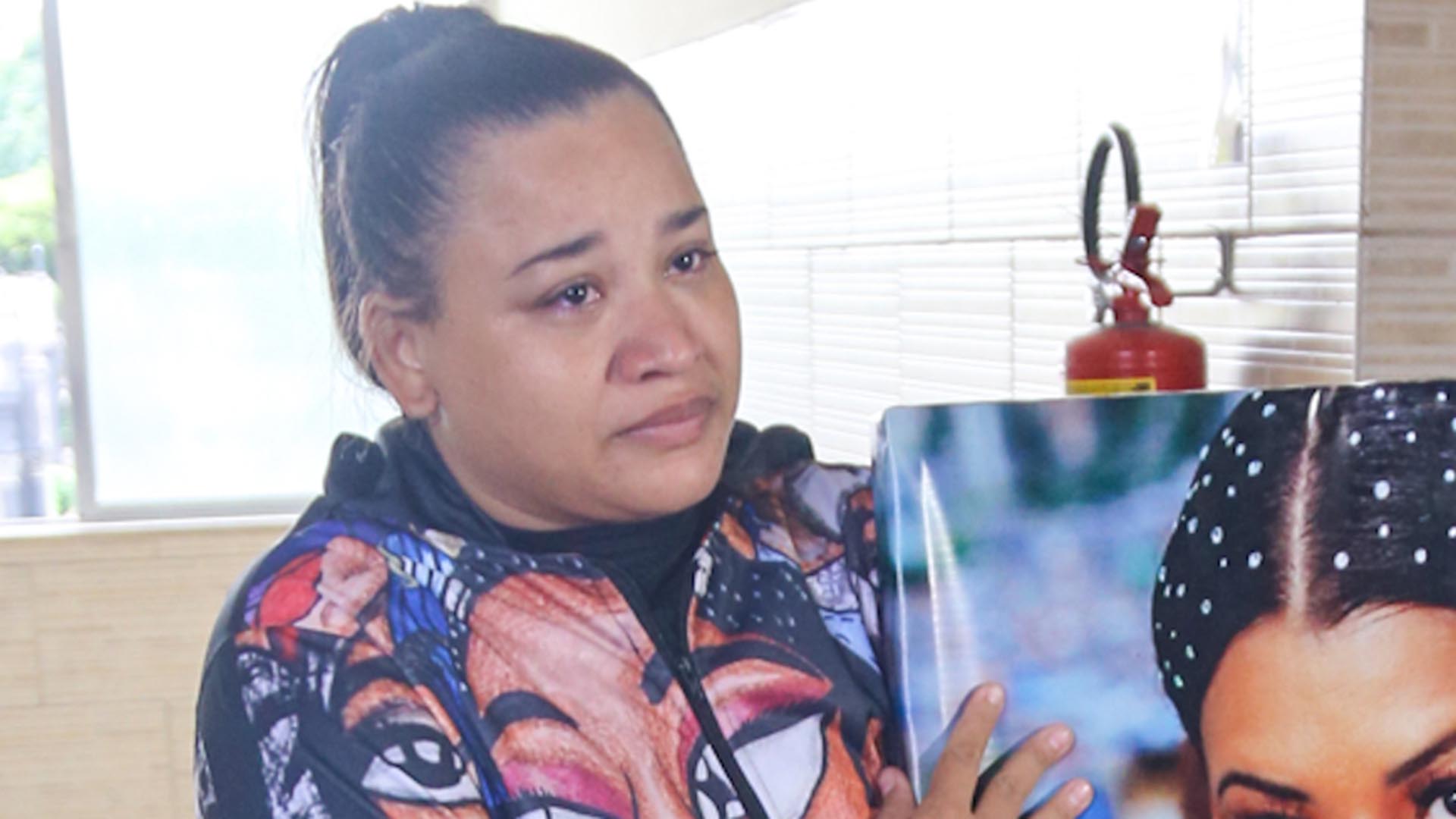 Filha de MC Kátia faz homenagem para a mãe no velório
