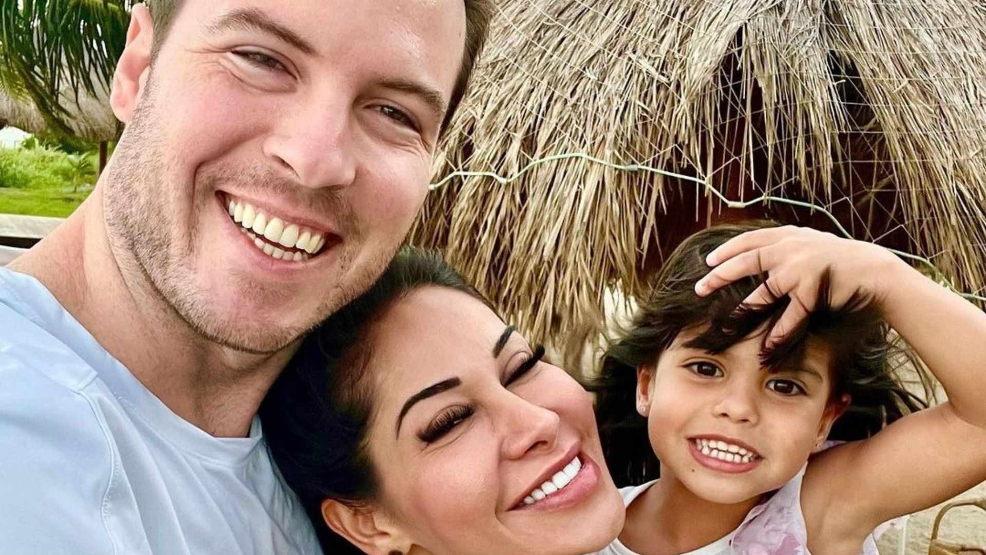 Filha de Maíra Cardi encanta ao aparecer com vestido igual ao dela em casamento