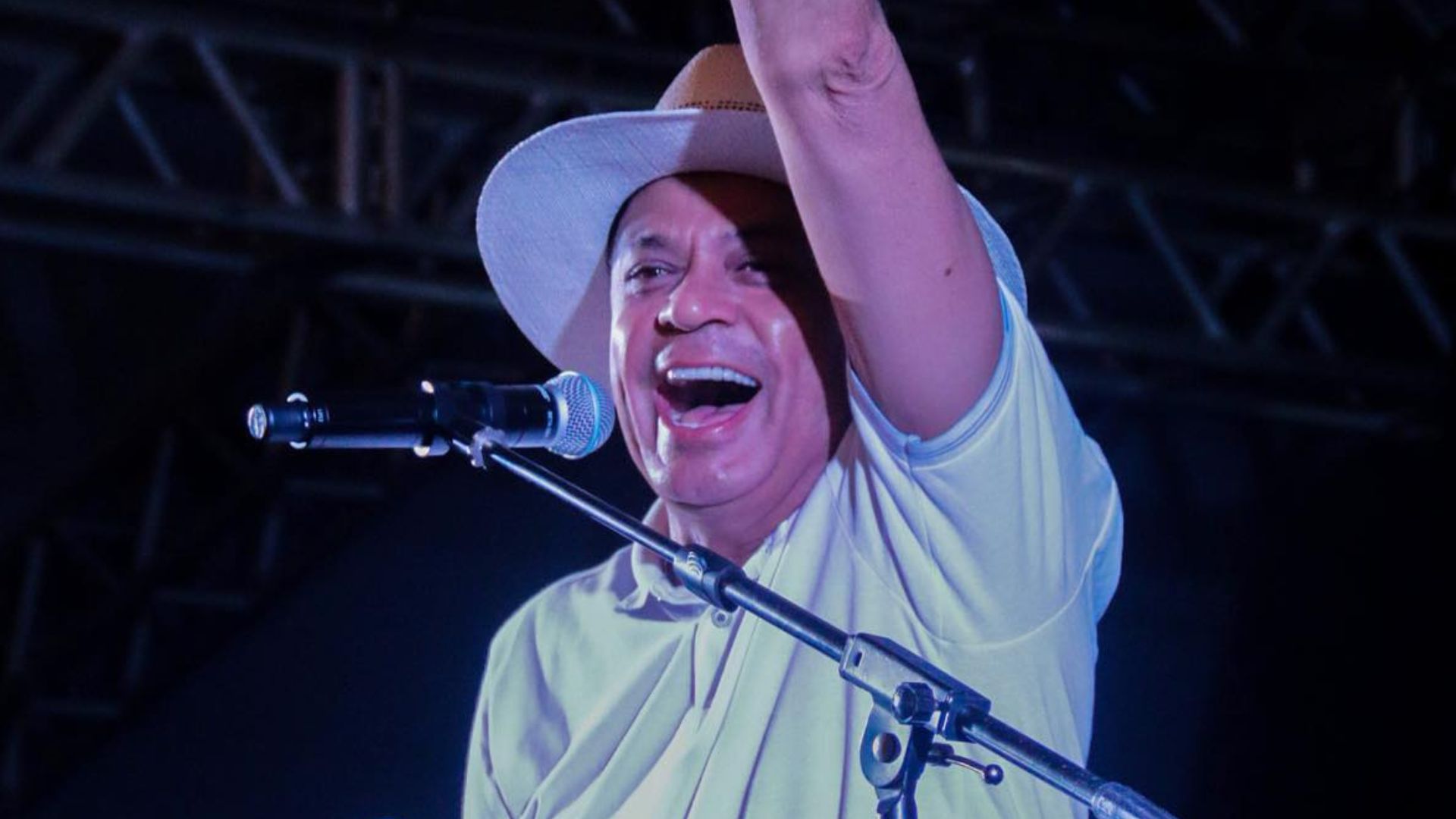 Frank Aguiar revela motivo da transformação no visual: ‘Antes da pandemia’