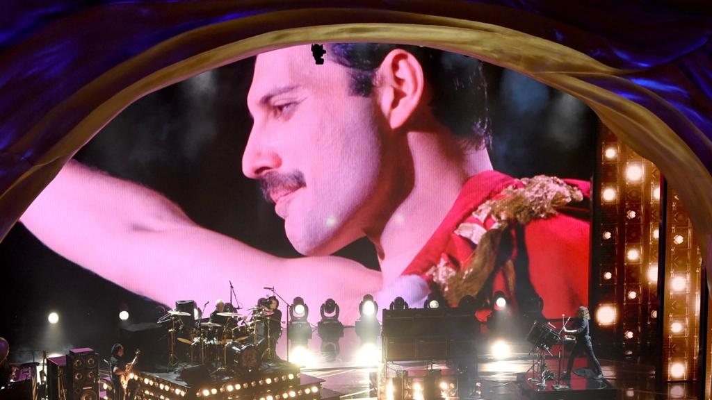 Ex-namorada de Freddie Mercury leiloa manuscrito de ‘Bohemian Rhapsody’ e provoca polêmica