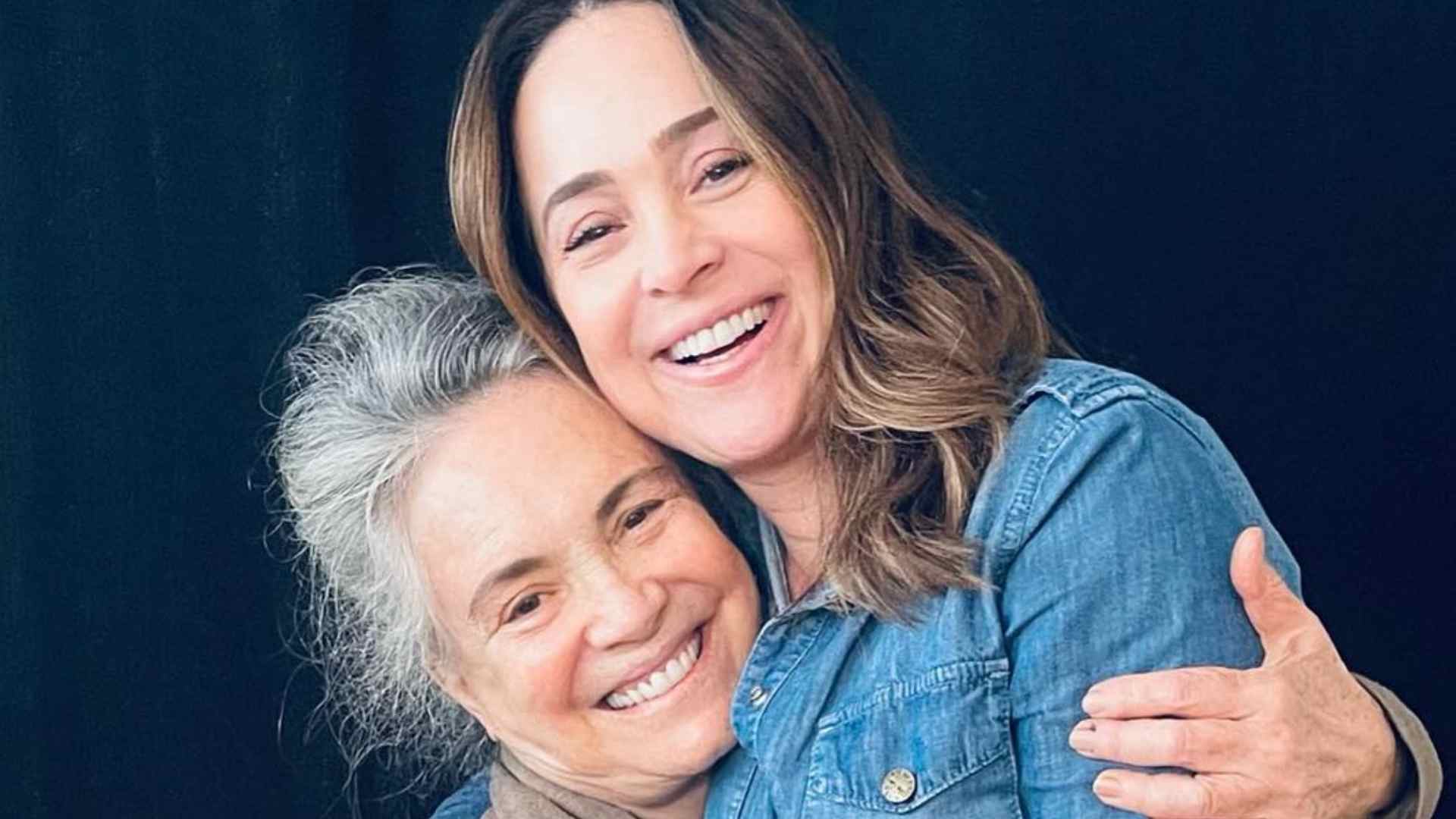 Gabriela Duarte surge agarradinha com a mãe, Regina Duarte: “Como é gostoso esse colo”