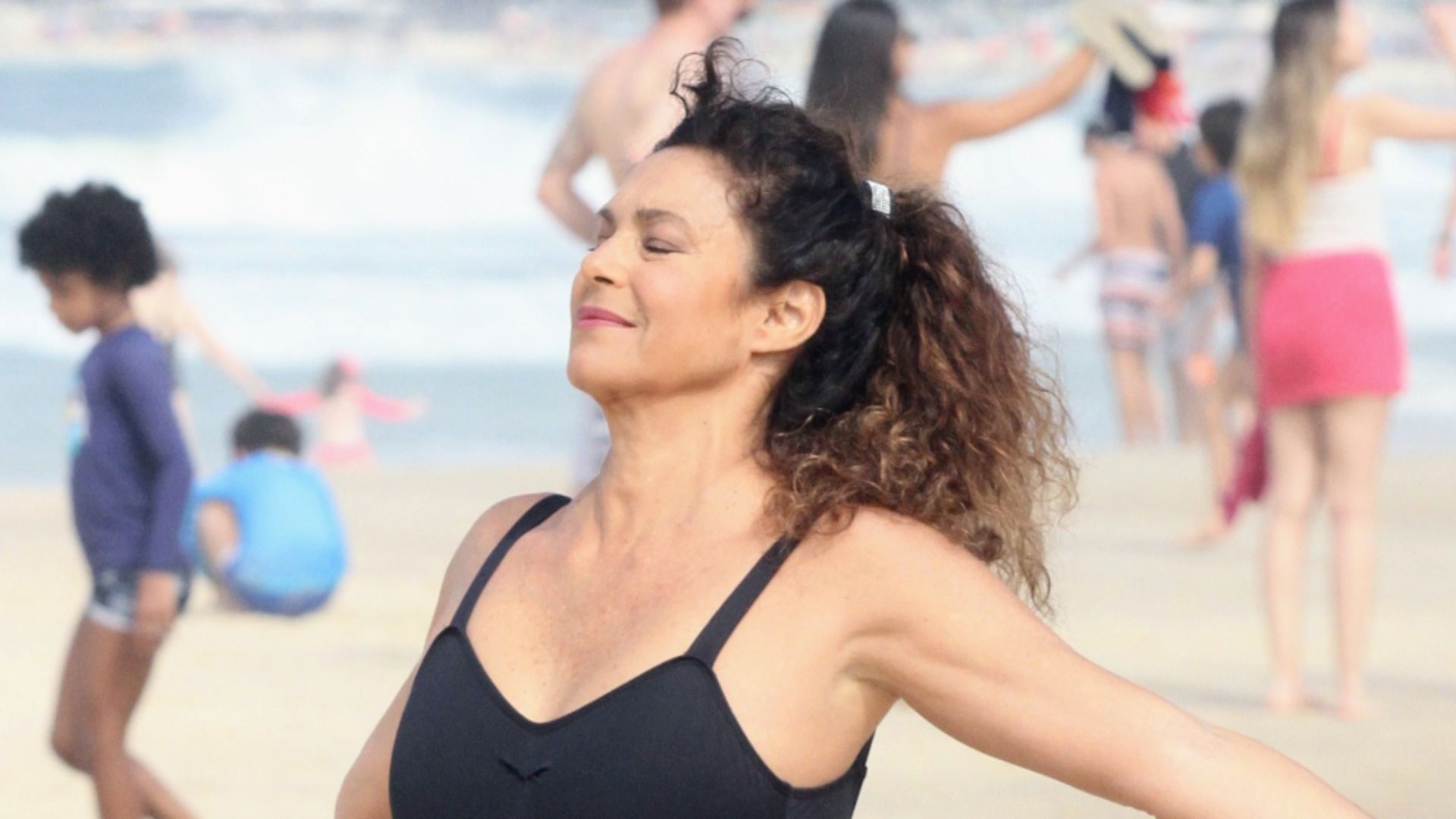 Giovanna Gold, de ‘Mulheres de Areia’, dá show de beleza e boa forma na praia