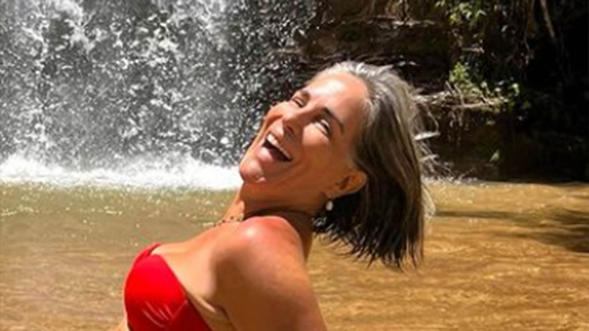 Gloria Pires ostenta sua beleza impecável em dia na cachoeira em look vermelho