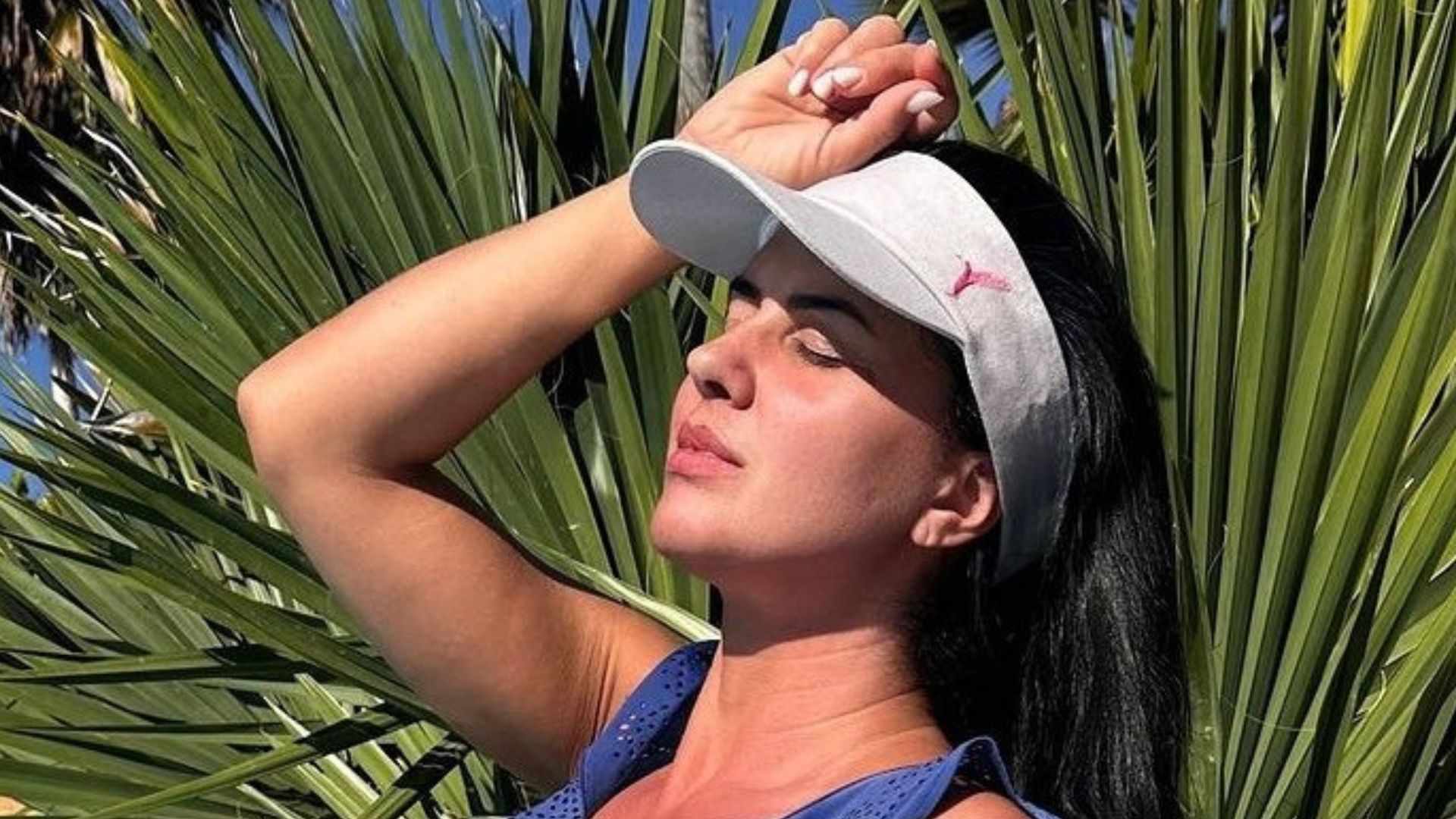 Sem Zezé na fazenda, Graciele Lacerda dá show de beleza na piscina