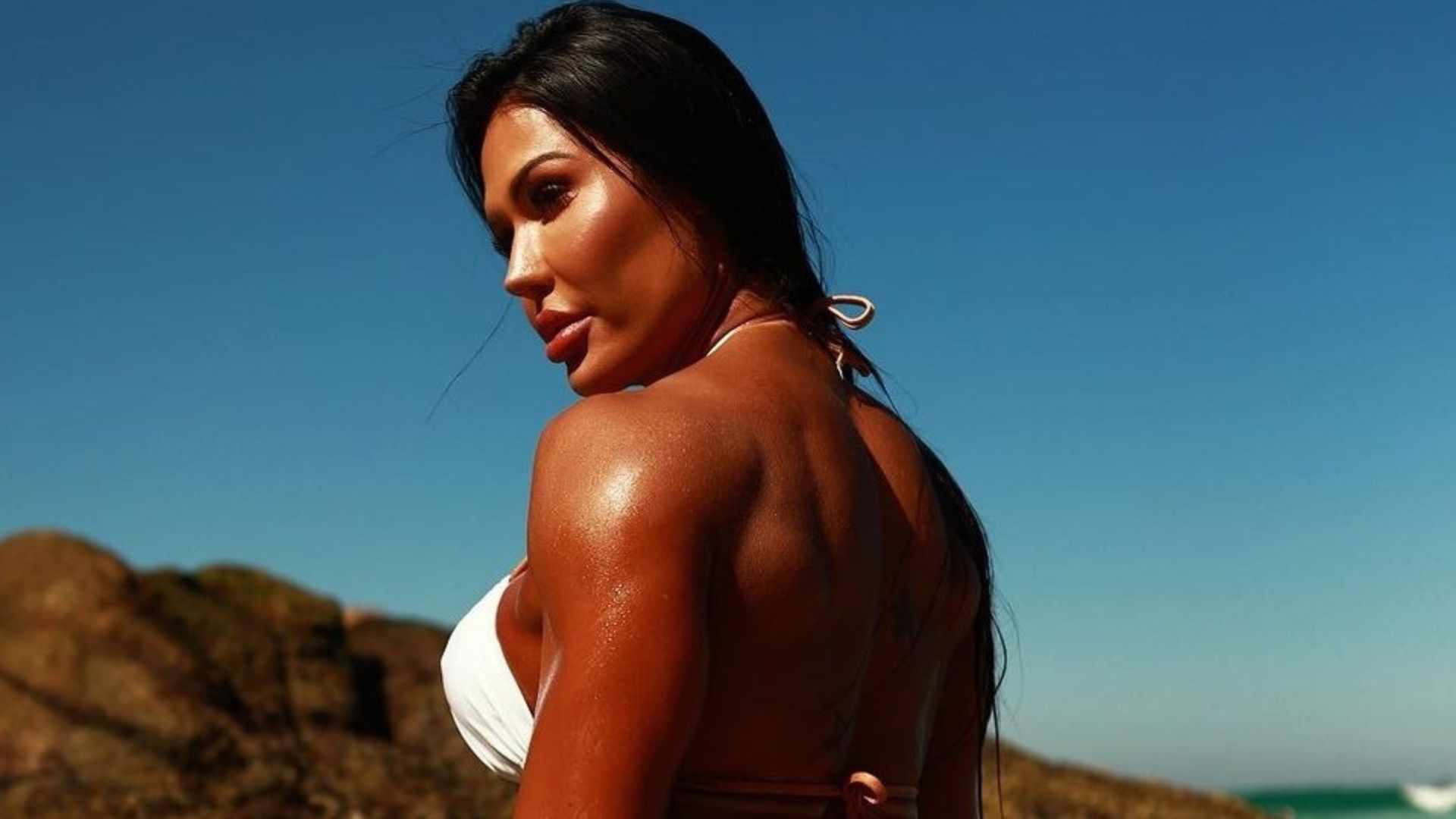 Exagerou? Gracyanne Barbosa choca com curvas turbinadas e bem bronzeadas