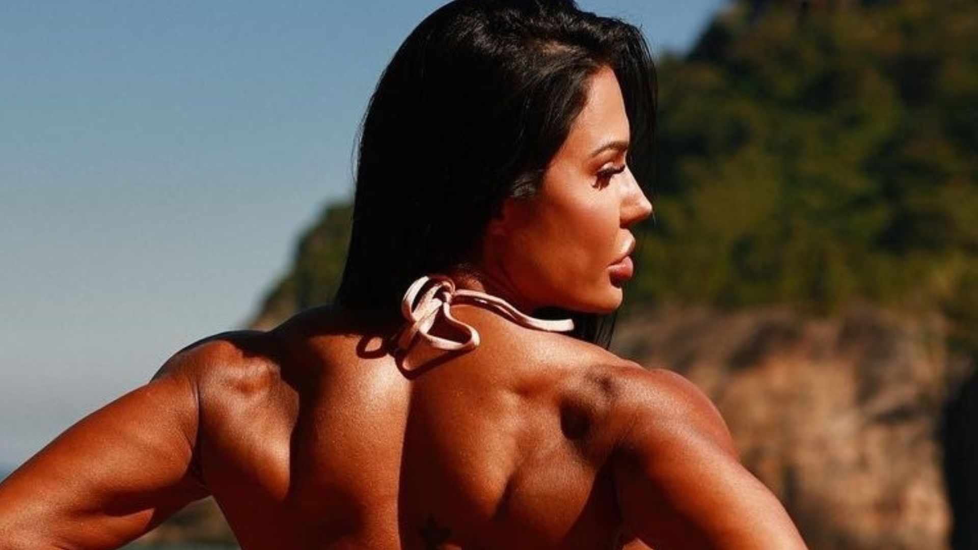De costas, Gracyanne Barbosa impacta com curvas gigantescas: ”A maior de todas”