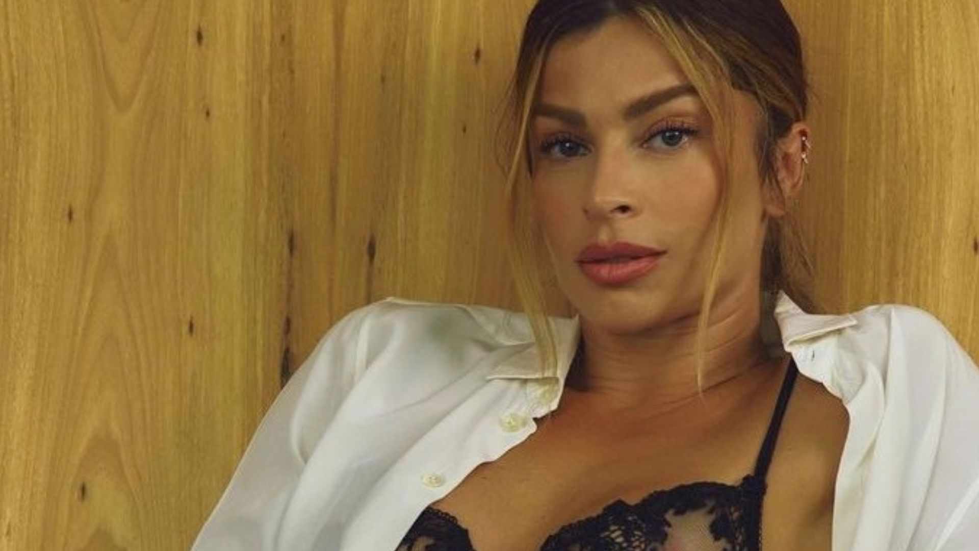 Grazi Massafera chama a atenção ao surgir com lingerie transparente
