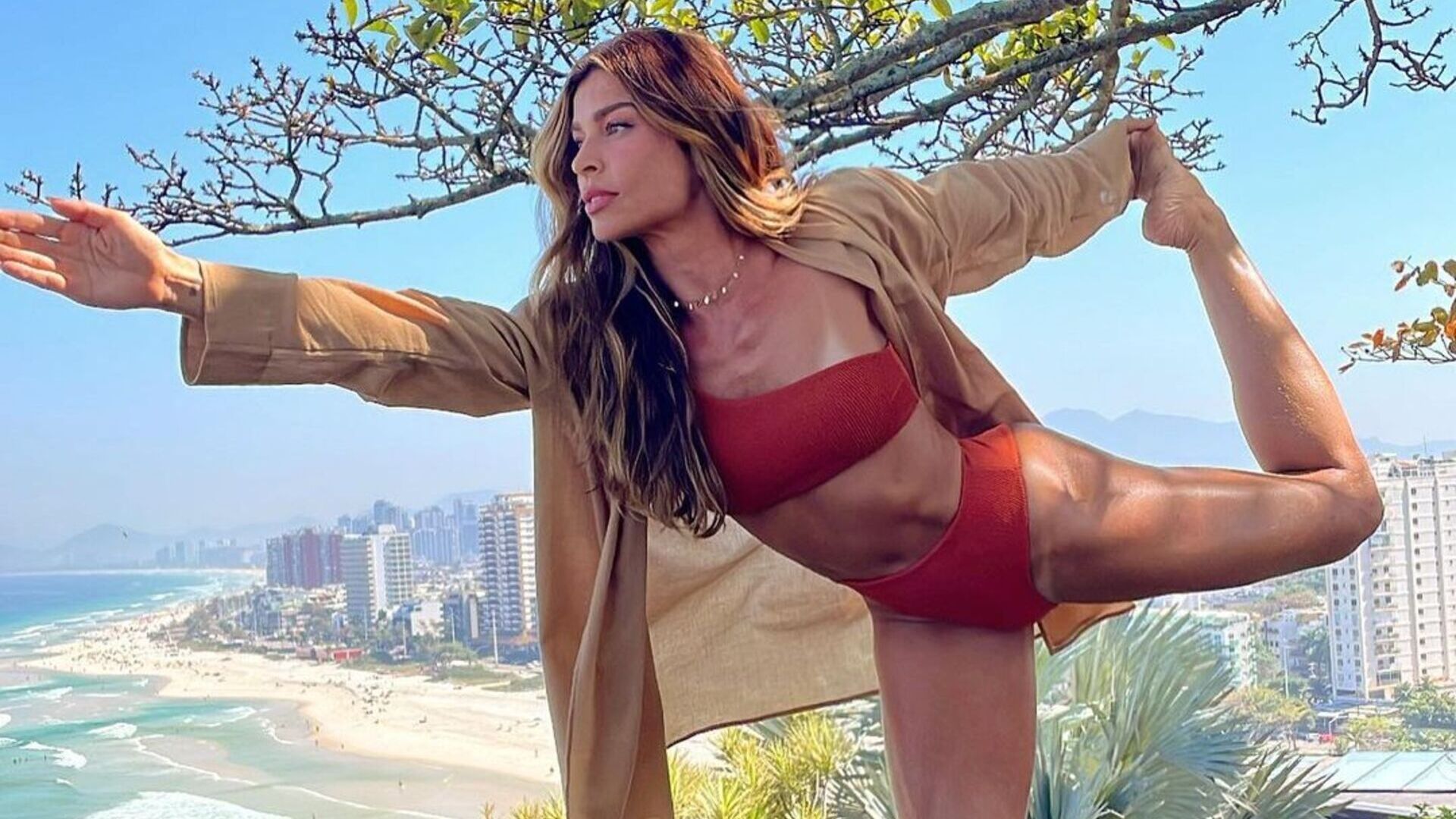 Grazi Massafera exibe beleza impressionante ao se alongar: ‘Não cansa de humilhar’