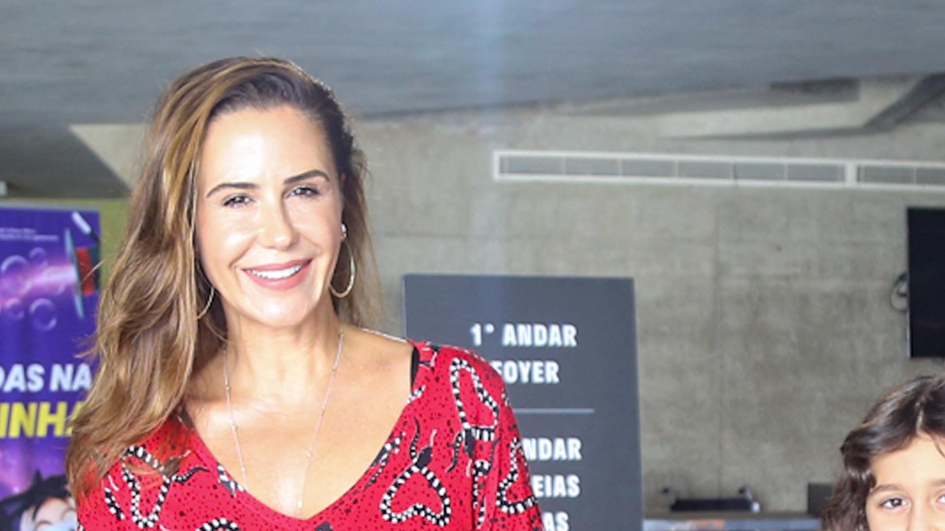 Guilhermina Guinle e a filha surgem com looks iguais em noite especial