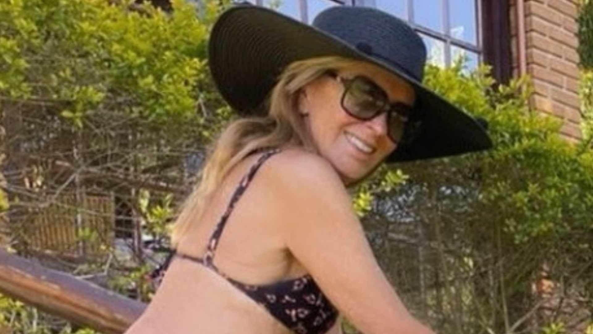 Curtindo sol, Helô Pinheiro surpreende ao revelar curvas esculturais: ”Deusa”