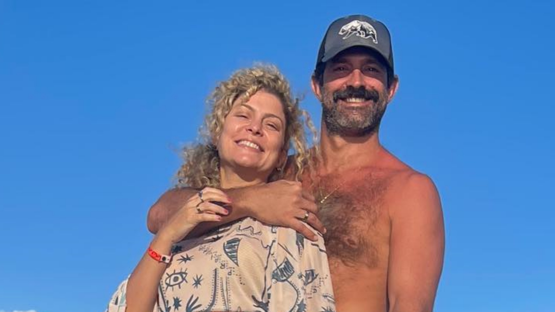 Iran Malfitano surge agarradinho com Bárbara Borges: “Uma viagem feliz”