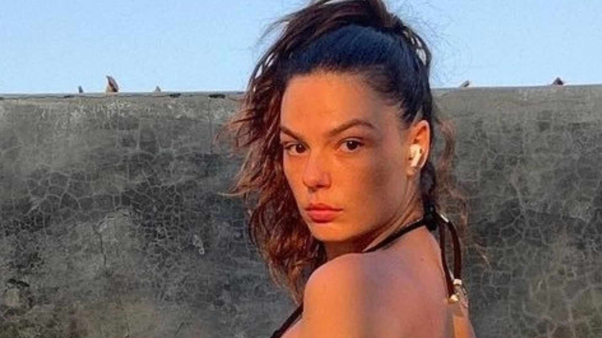 Isis Valverde causa ao posar de costas com roupa minúscula: ”Toda natural”