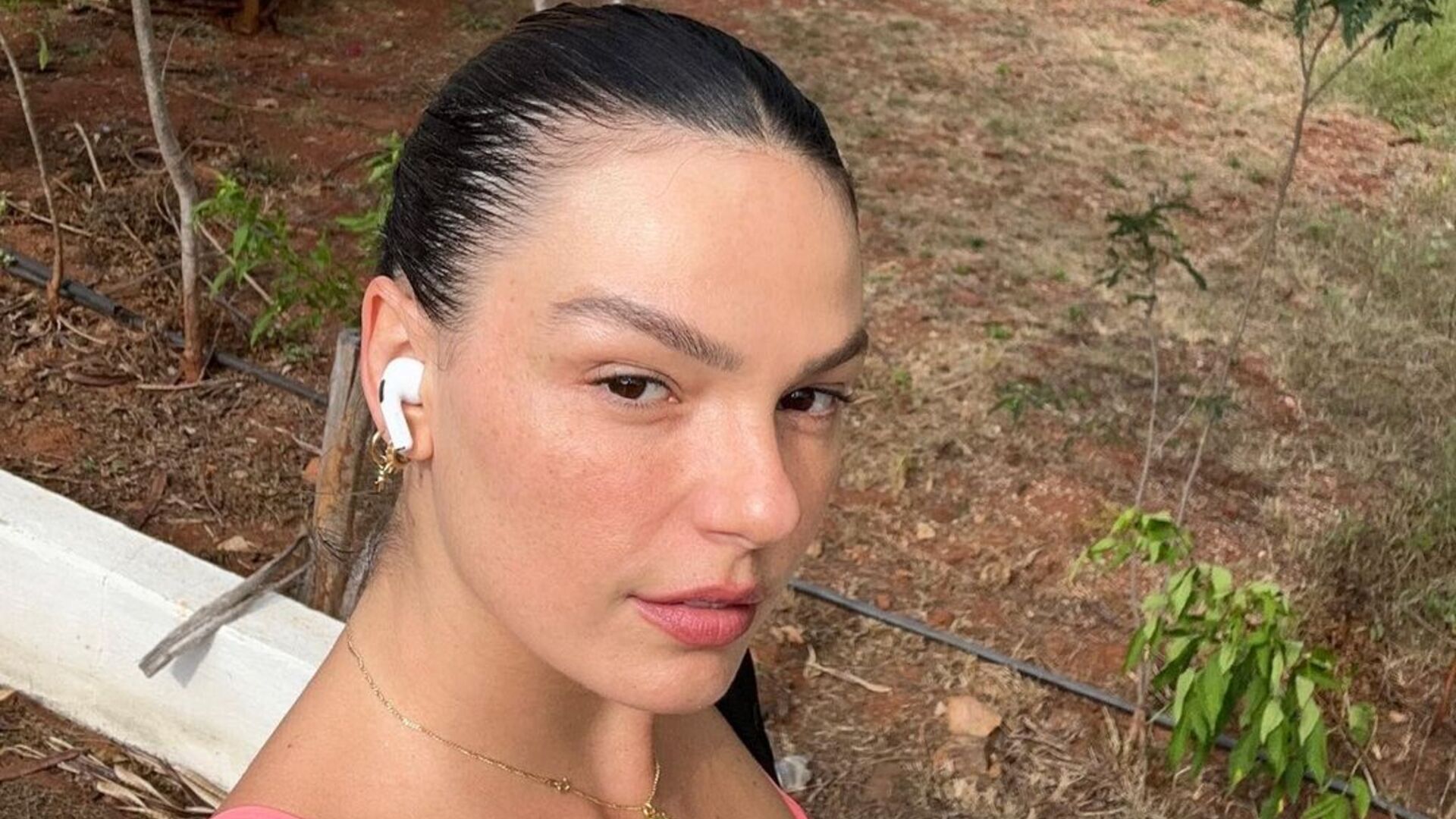 Isis Valverde exibe beleza deslumbrante ao se exercitar na natureza