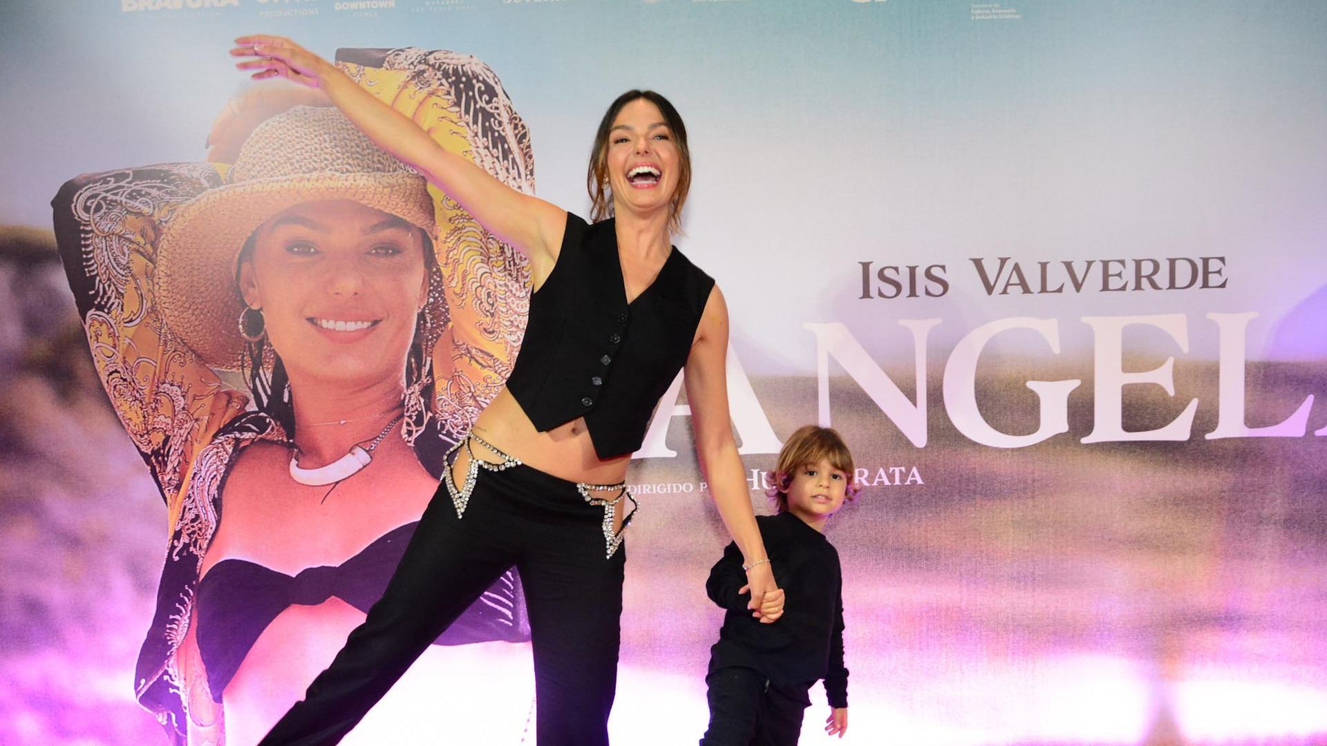 Ao lado do filho, Isis Valverde dá show de beleza e estilo em evento