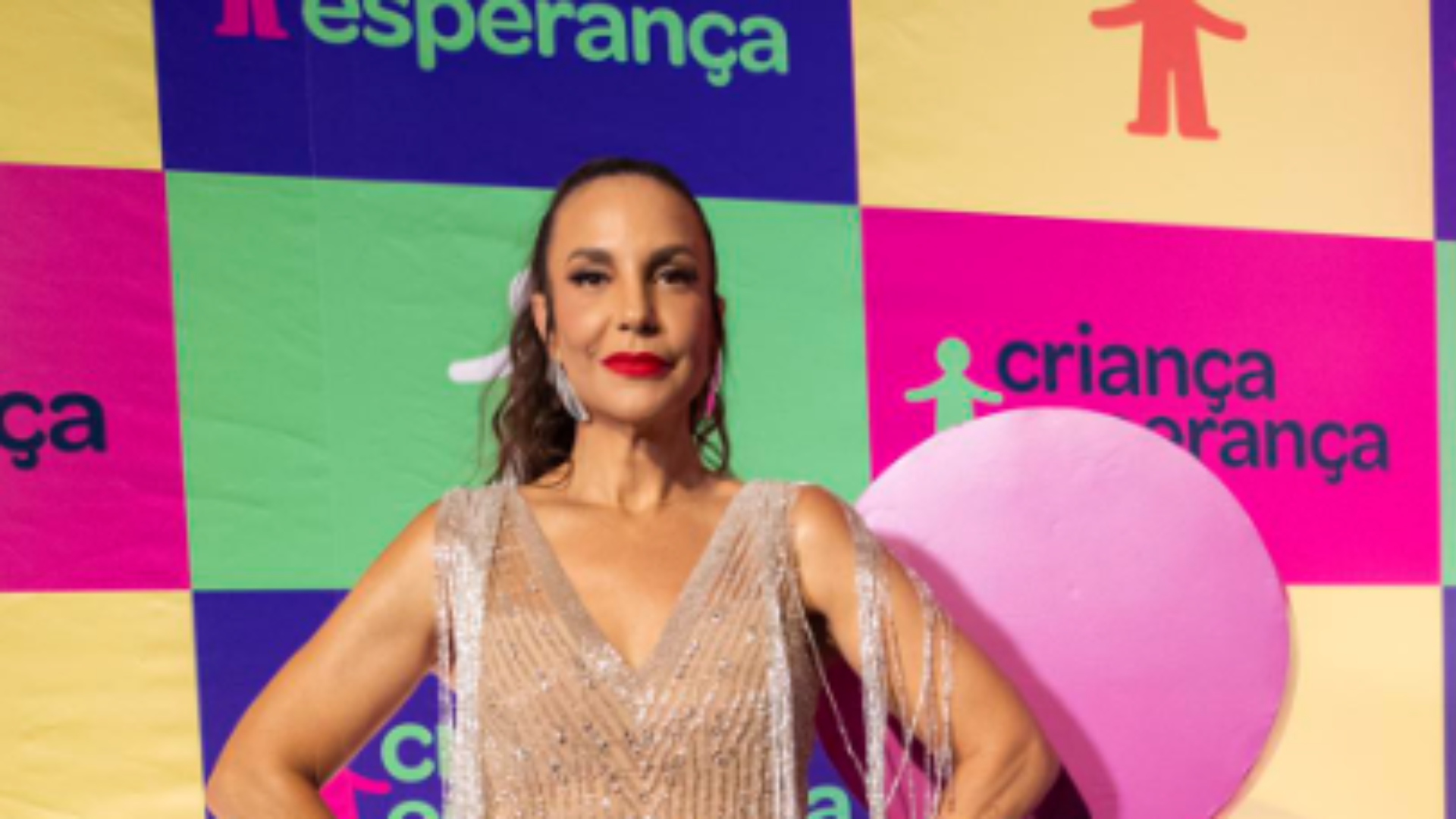 Ivete Sangalo aposta em look arrasador cheio de brilho para Criança Esperança