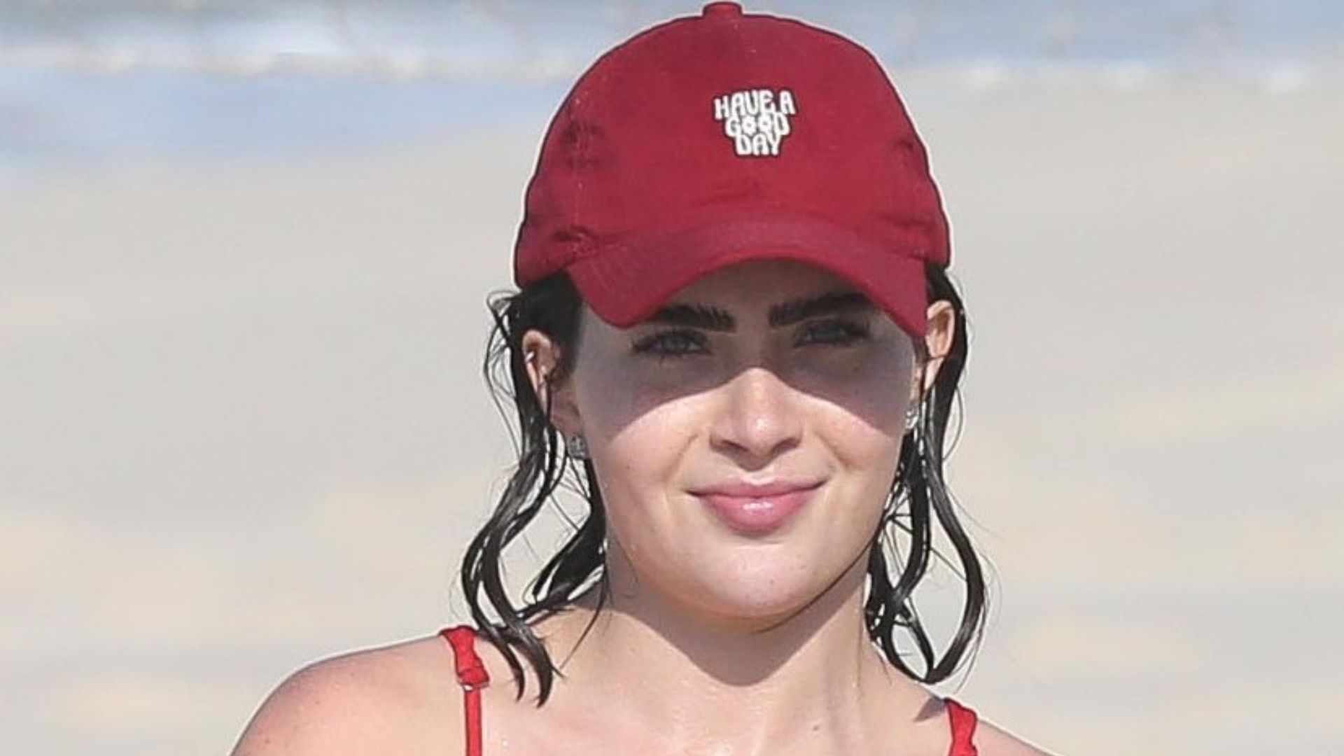 Na praia, Jade Picon chama a atenção com físico mega sarado