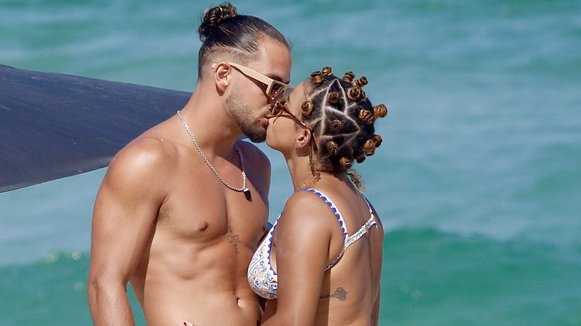 Grávida, Jeniffer Nascimento exibe barrigão na praia ao lado do marido
