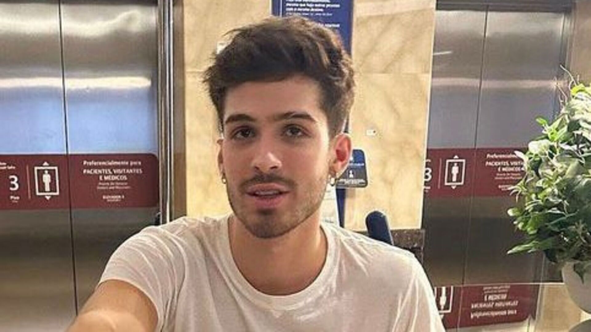 João Guilherme causa comoção ao surgir em cadeira de rodas em nova foto: “Atualizar”