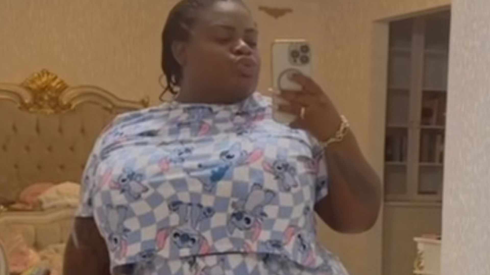 Após quase uma semana de cirurgia, Jojo Todynho mostra corpo em foto no espelho