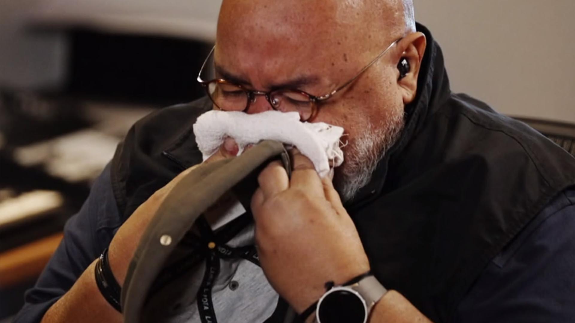 Jorge Aragão cai no choro ao mostrar que seu cabelo caiu na quimioterapia