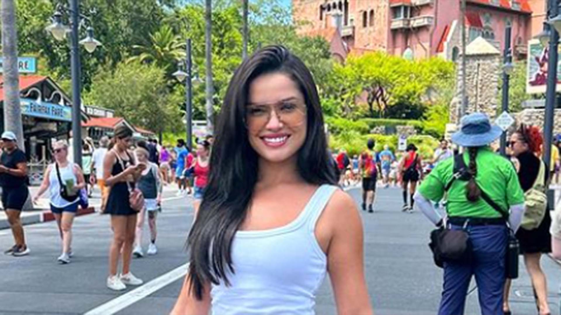 Juliette Freire aposta em minissaia para curtir parque de diversões