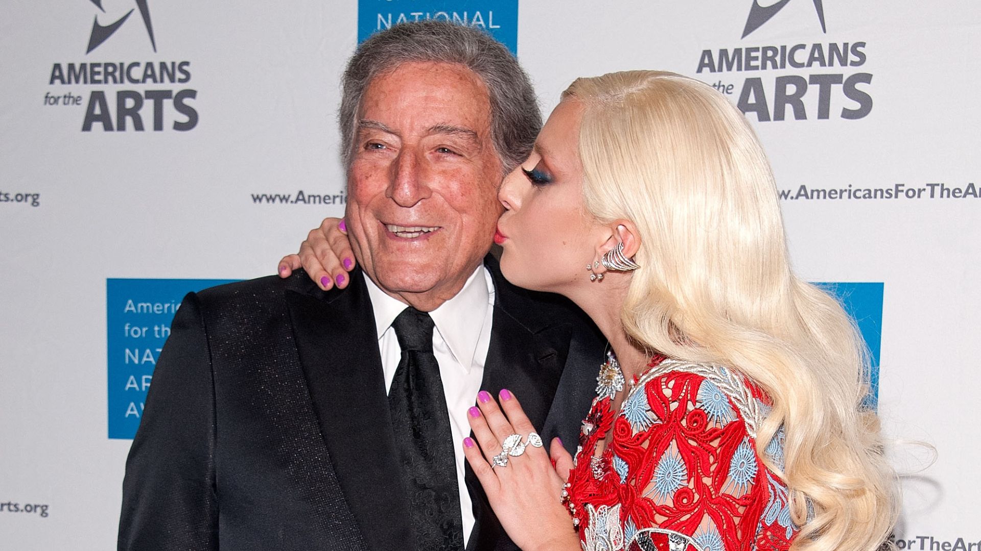 Lady Gaga homenageia Tony Bennett em seu aniversário de 97 anos