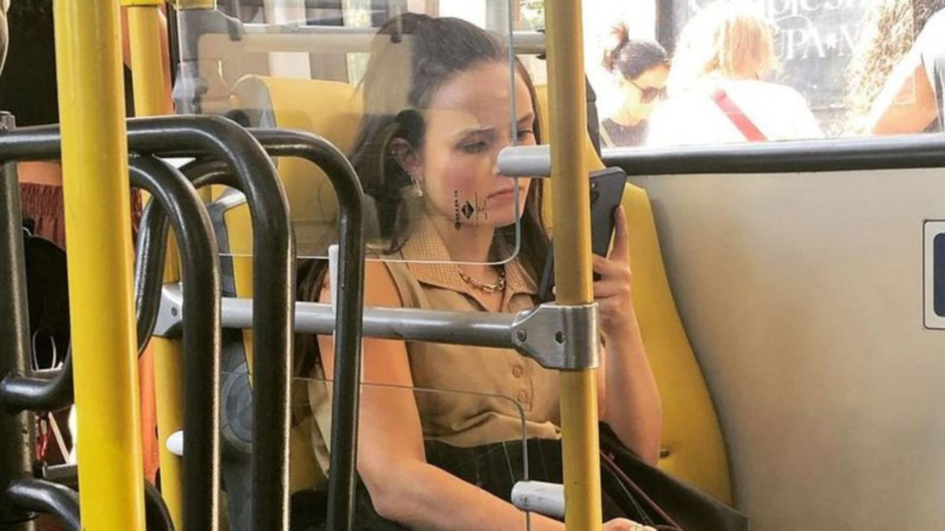 Larissa Manoela surge com o semblante sério em foto dentro de ônibus: “A vida como ela é”