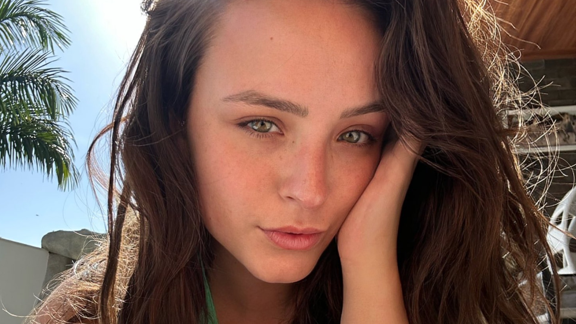 Larissa Manoela deixa curtidas em posts criticando seus pais