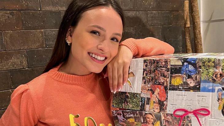 Em meio a polêmicas com os pais, Larissa Manoela comemora 50 milhões de seguidores