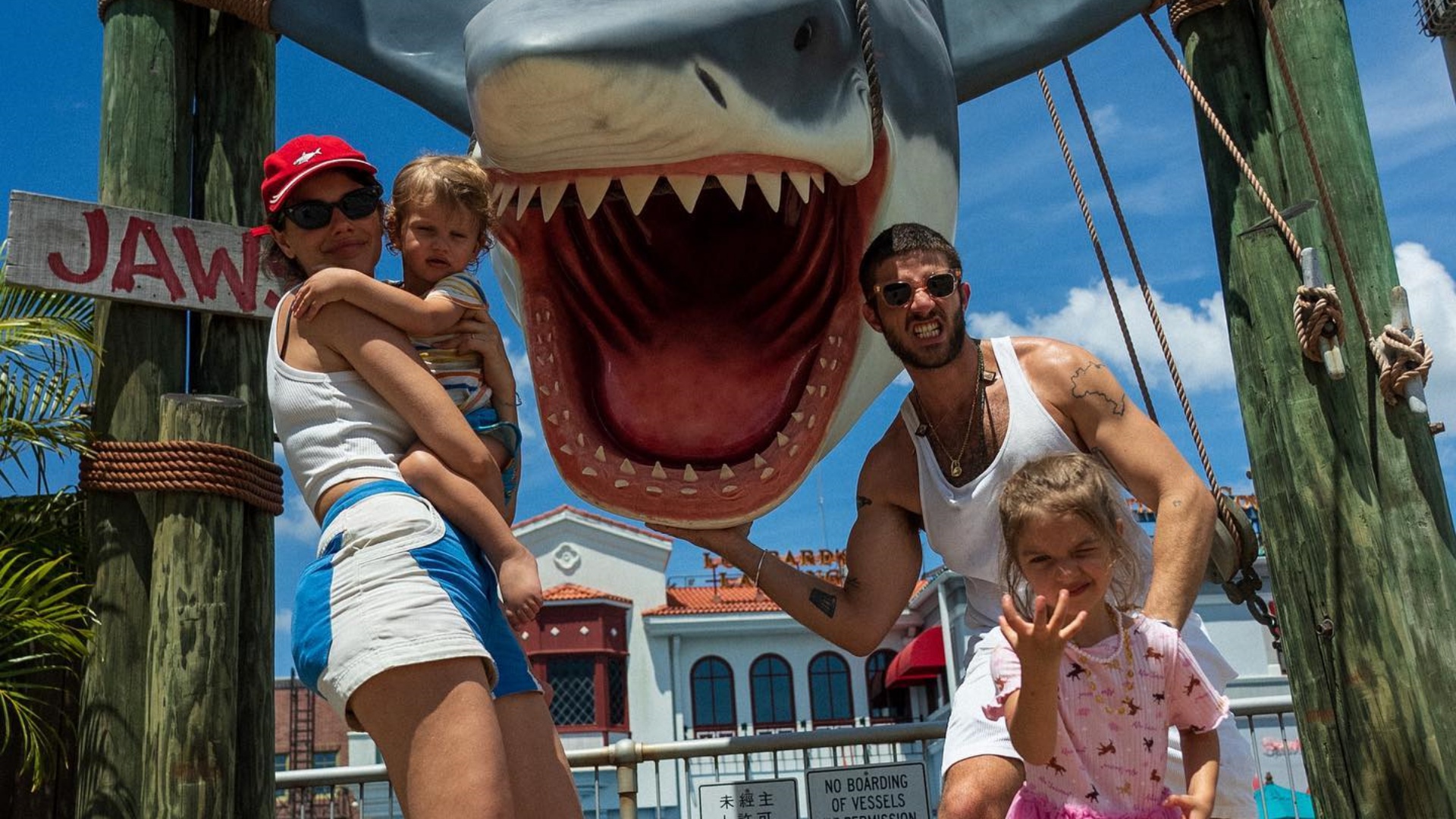 Laura Neiva e Chay Suede se divertem em parque de diversões com os filhos