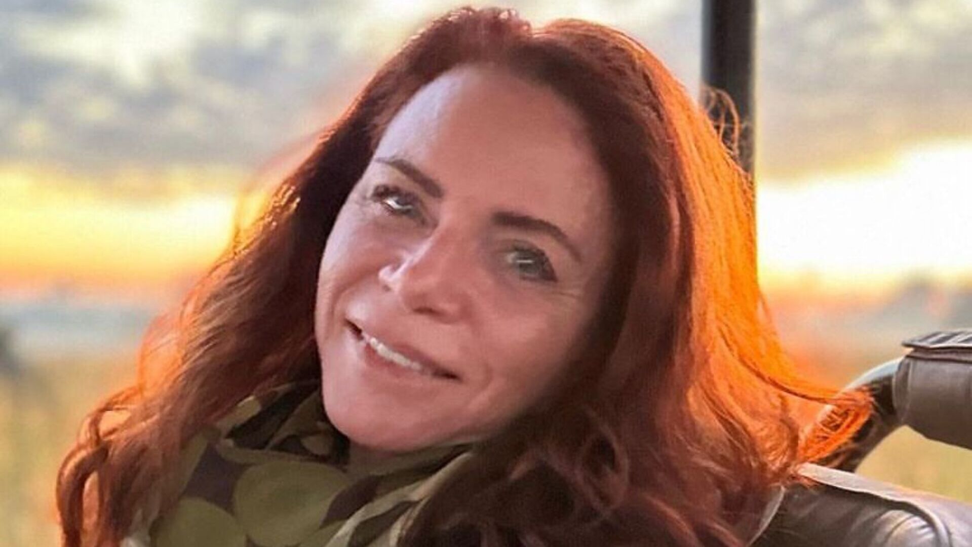 Leilane Neubarth é presenteada por colegas da GloboNews após passar mal ao vivo