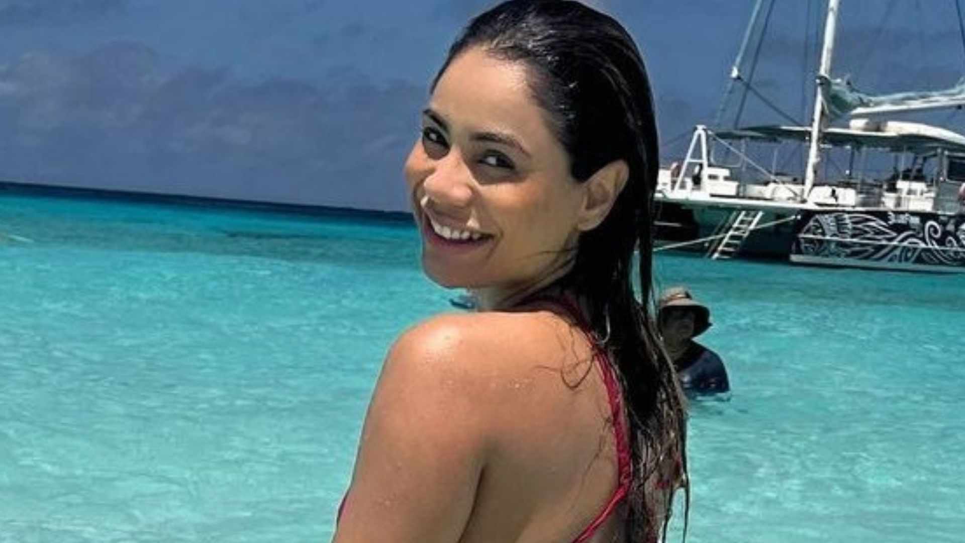 De costas, Lexa rouba a cena em praia com curvas deslumbrantes: ”Perfeição”
