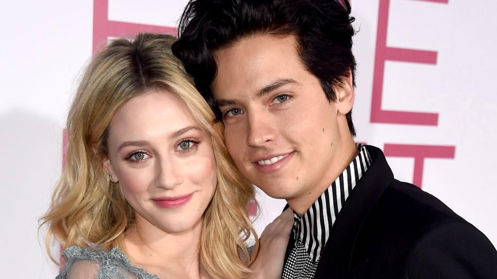 Cole Sprouse relembra fim de namoro com colega de elenco em ‘Riverdale’: ‘Ameaças de morte’