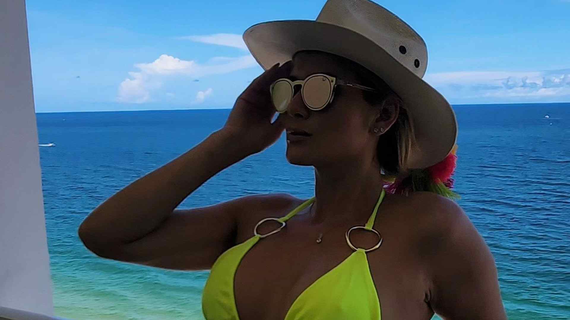 De férias, Lívia Andrade impressiona ao exibir curvas esculturais: “Linda demais”