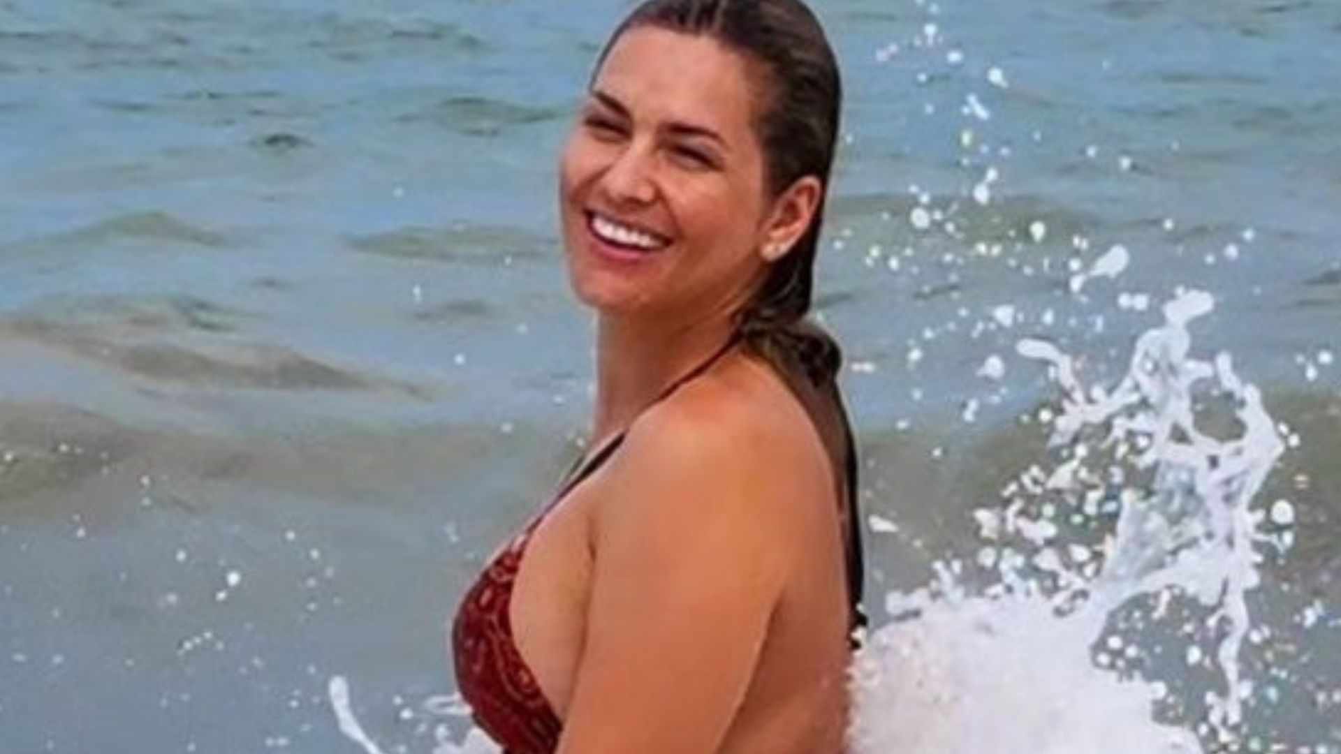 No mar, Lívia Andrade rouba a cena ao posar de lado: ”Uma rainha”