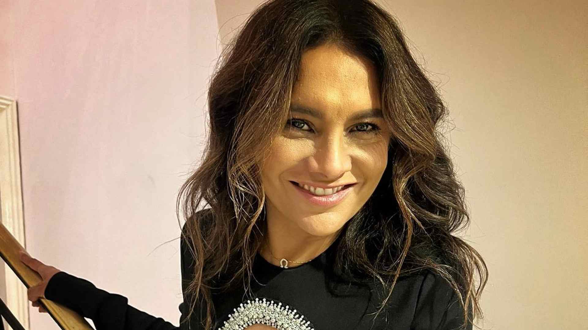 Com recorte estratégico, look de Dira Paes chama atenção: “Pretinho nada básico”