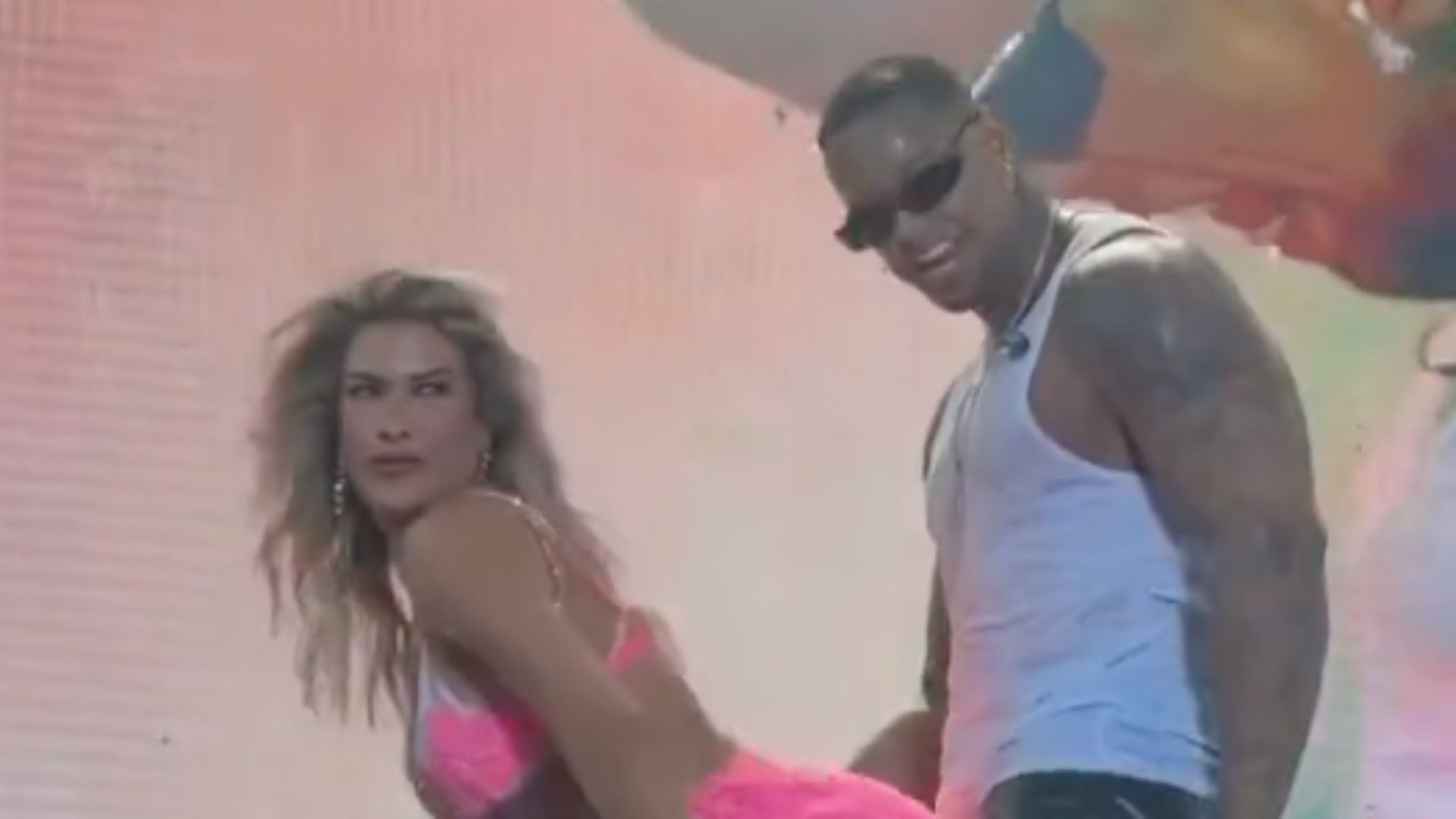 Leo Santana e Lore Improta geram momento polêmico no palco: “Foi assim que a Liz veio”