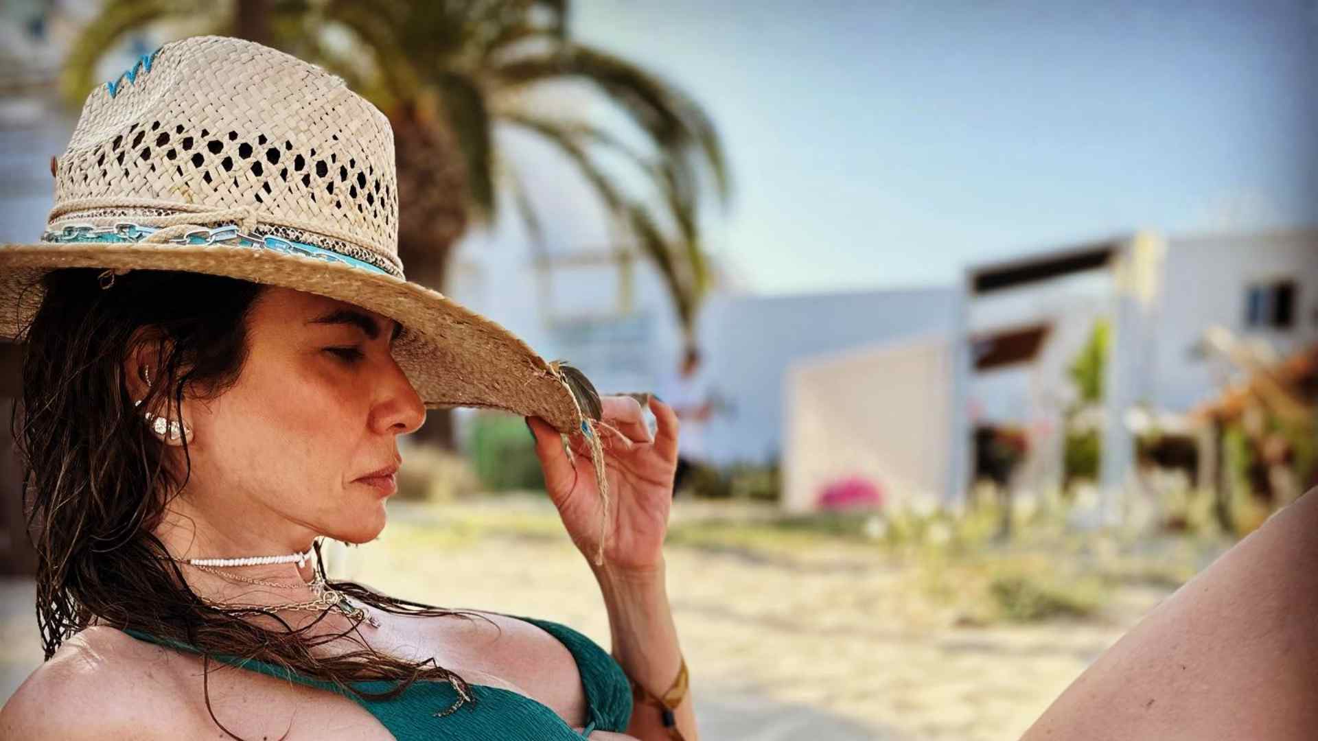 Luciana Gimenez chama atenção ao curtir o dia em Ibiza: “Espetacular”
