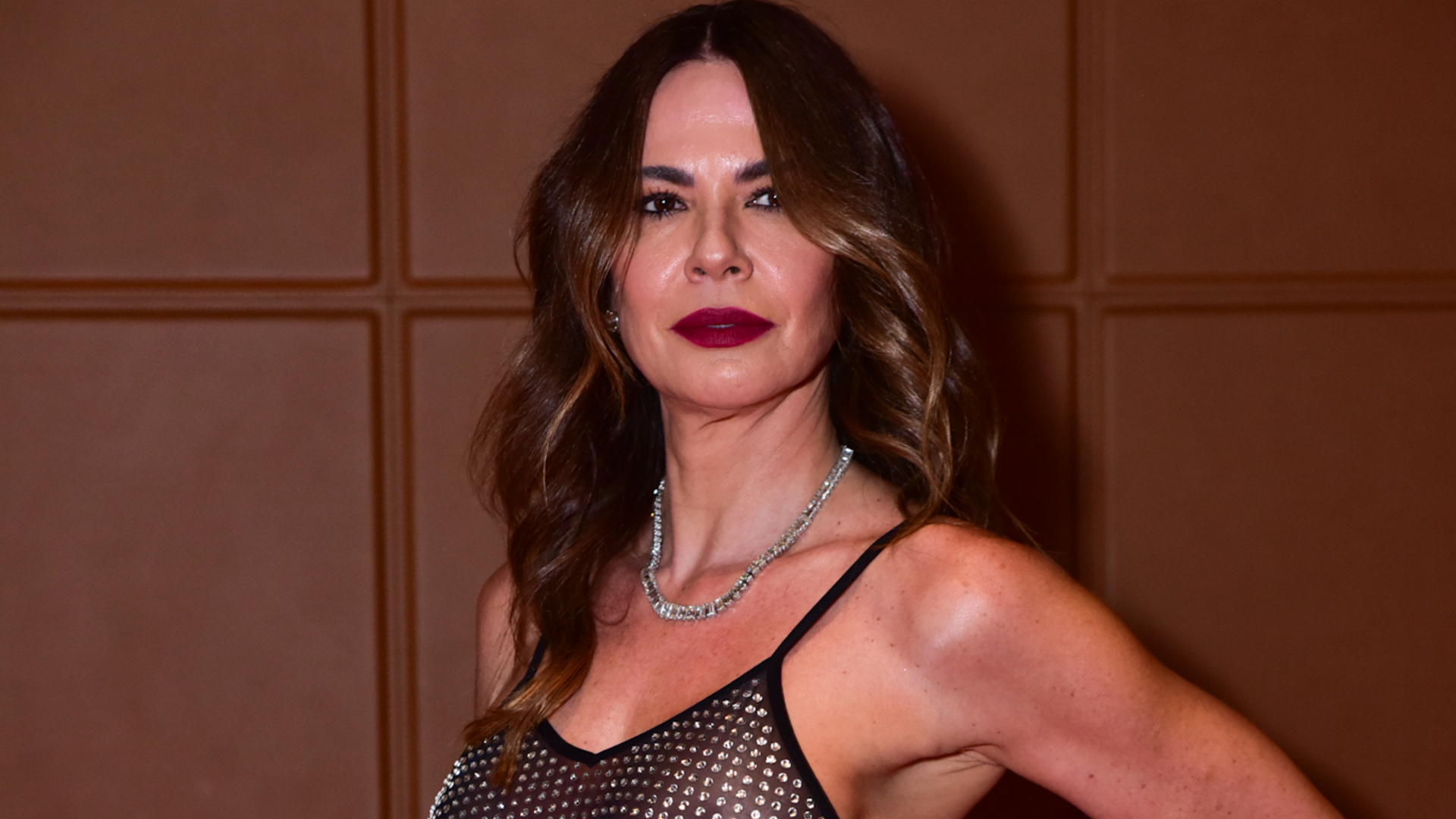 Luciana Gimenez é traída por vestido transparente em evento