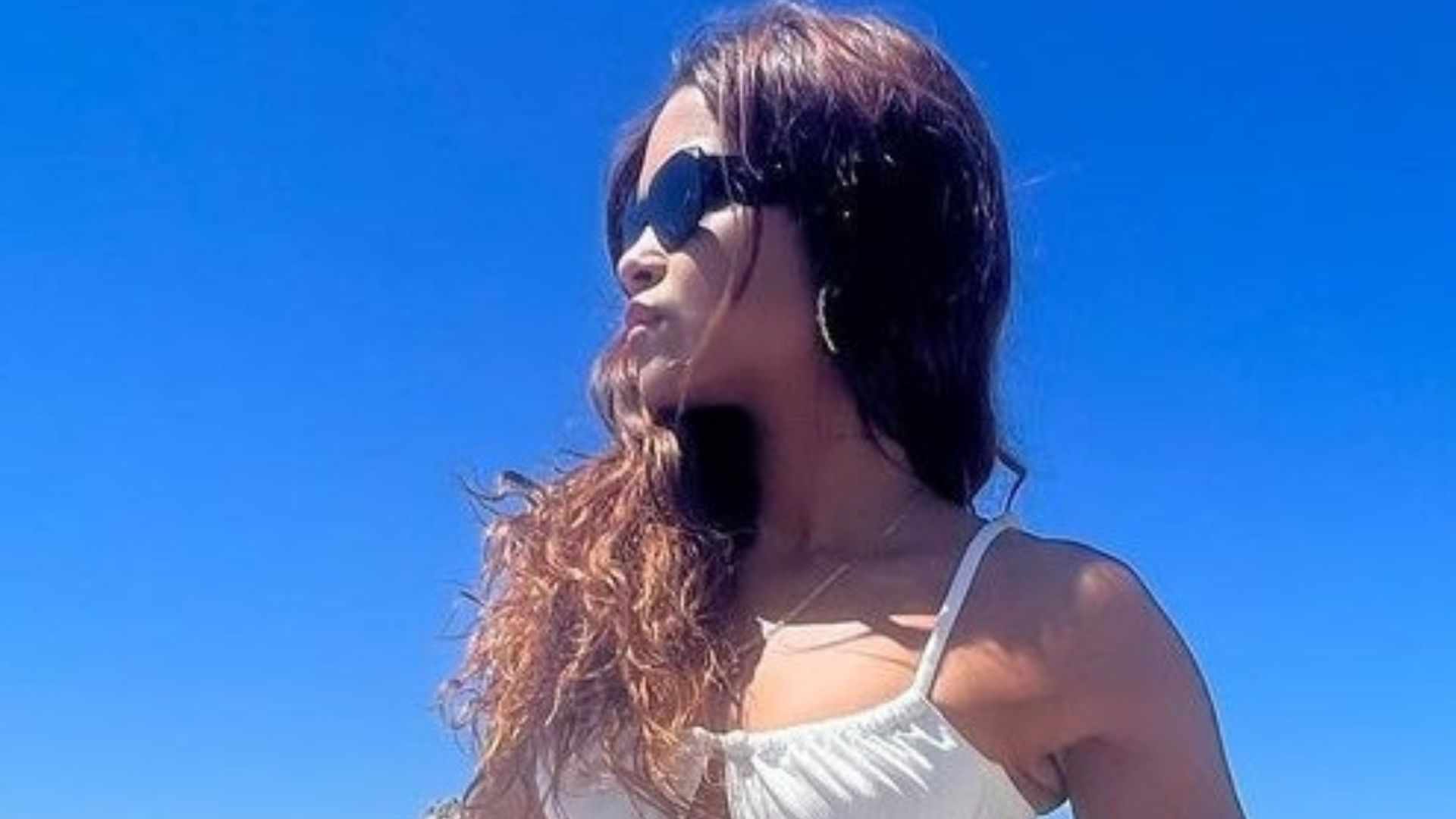 Em Capri, Lucy Alves revela curvas esculturais: ”A mais gata”